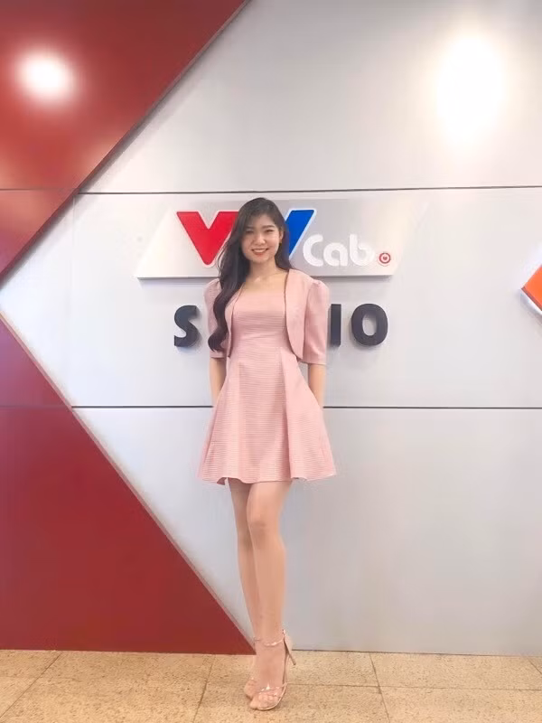 Khánh An chia sẻ: "Đừng vì những hình ảnh lấp lánh ánh sáng của người khác mà thấy tự ti hay áp lực về bản thân. Bản thân mình cũng lắm chuyện không thành, những câu chuyện buồn mà ánh đèn không chiếu tới. Mình vẫn tiếp tục bước đi, dù chẳng biết bước chân ấy sẽ đưa mình đến đâu...