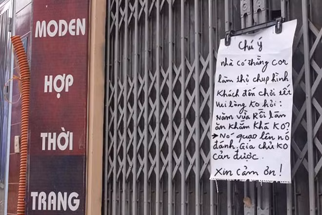 Trên tấm bảng đen, ngoại viết phấn trắng: “Lưu ý! Nhà có đứa con gái nhậu mạnh. Khách đến chúc Tết vui lòng không rủ lai rai, uống không đủ chục chai bỏ về, nó quạo, nó quánh, gia đình không cản được.” Ngoại cũng không quên cảm ơn và ký tên sắc nét cuối tấm bảng.