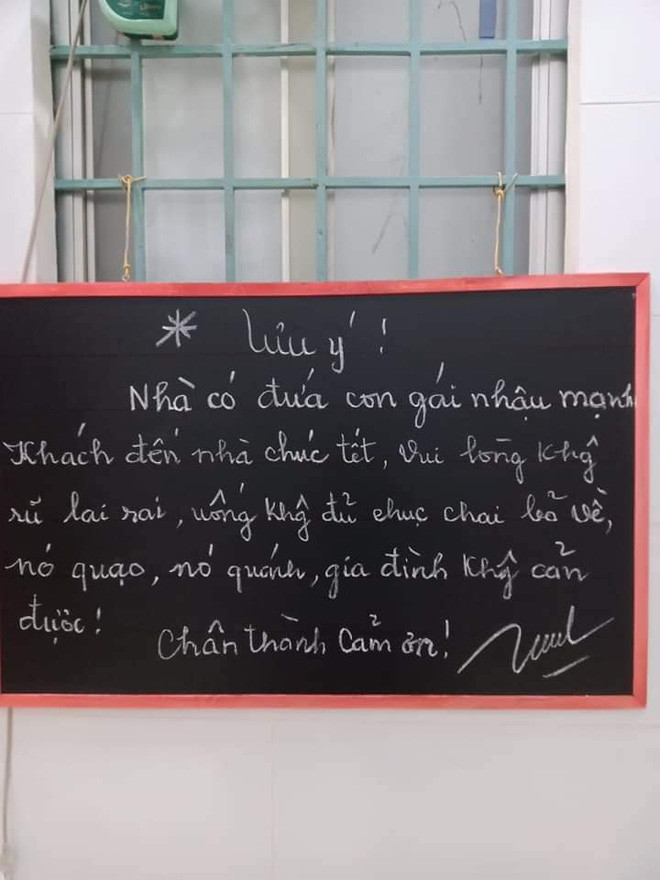 Cô nàng ngậm ngùi viết rằng: “Bà ngoại tui đã bựa mà còn ghi chữ còn đẹp và đều hơn tui”, kèm với đó là hai bức ảnh thu hút mọi sự chú ý.