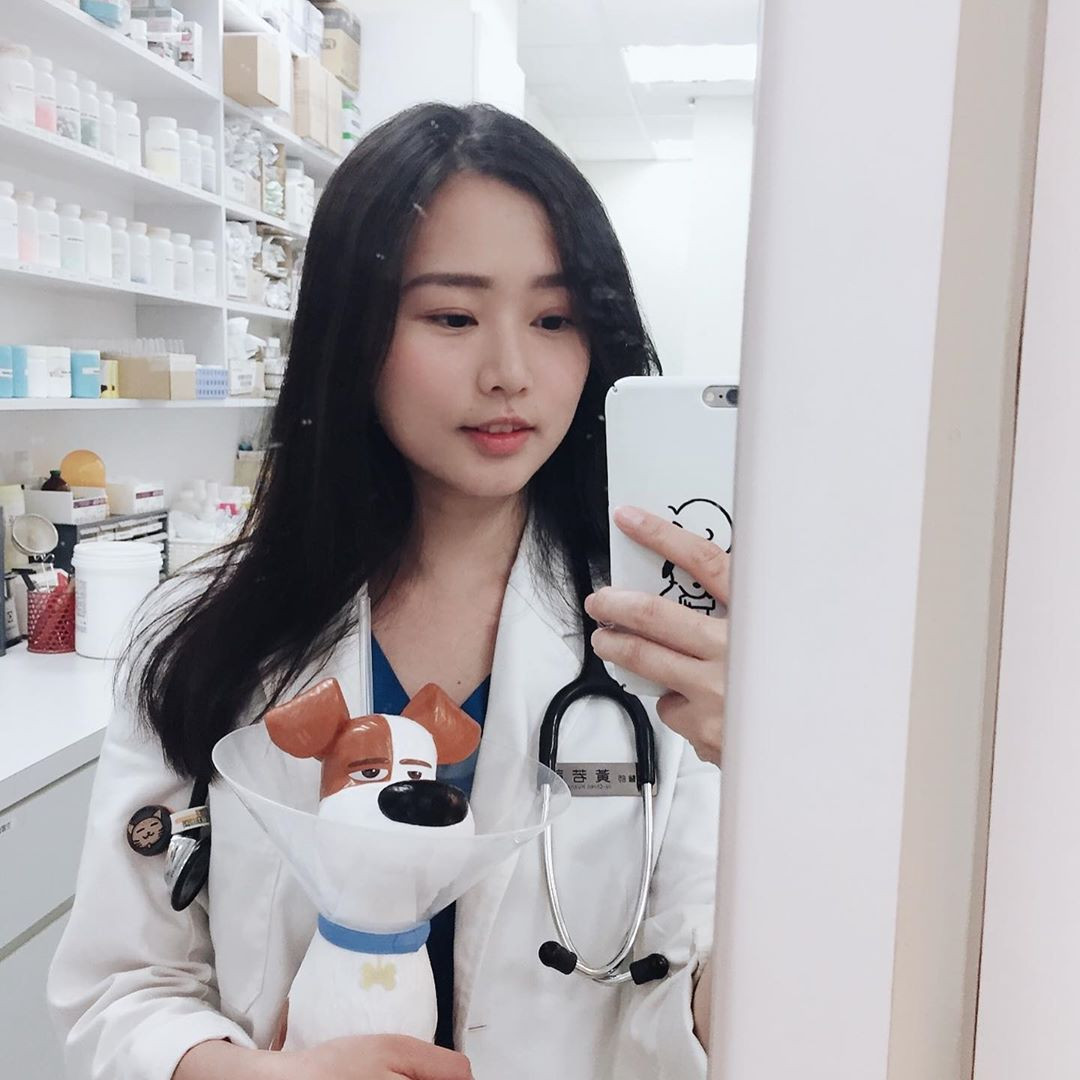 Với sự bùng nổ của Internet như thời điểm hiện tại, việc các cô nàng gái xinh, hot girl xuất hiện nhiều như cơm bữa. Mới đây, CĐM tiếp tục khai quật ra một cô gái xinh như mộng nữa, nhưng lại theo đuổi một công việc ít ai lựa chọn, đó là bác sĩ thú y.