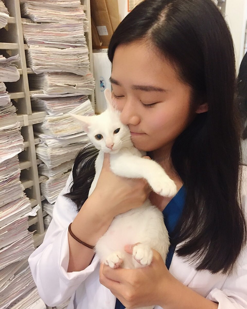 Sau khi những hình ảnh của Huang Roxi được đăng tải, trang cá nhân của cô nàng ngay lập tức tăng follow chóng mặt. Hiện tại đã có tới gần 10.000 lượt theo dõi nữ bác sĩ Trung Quốc.