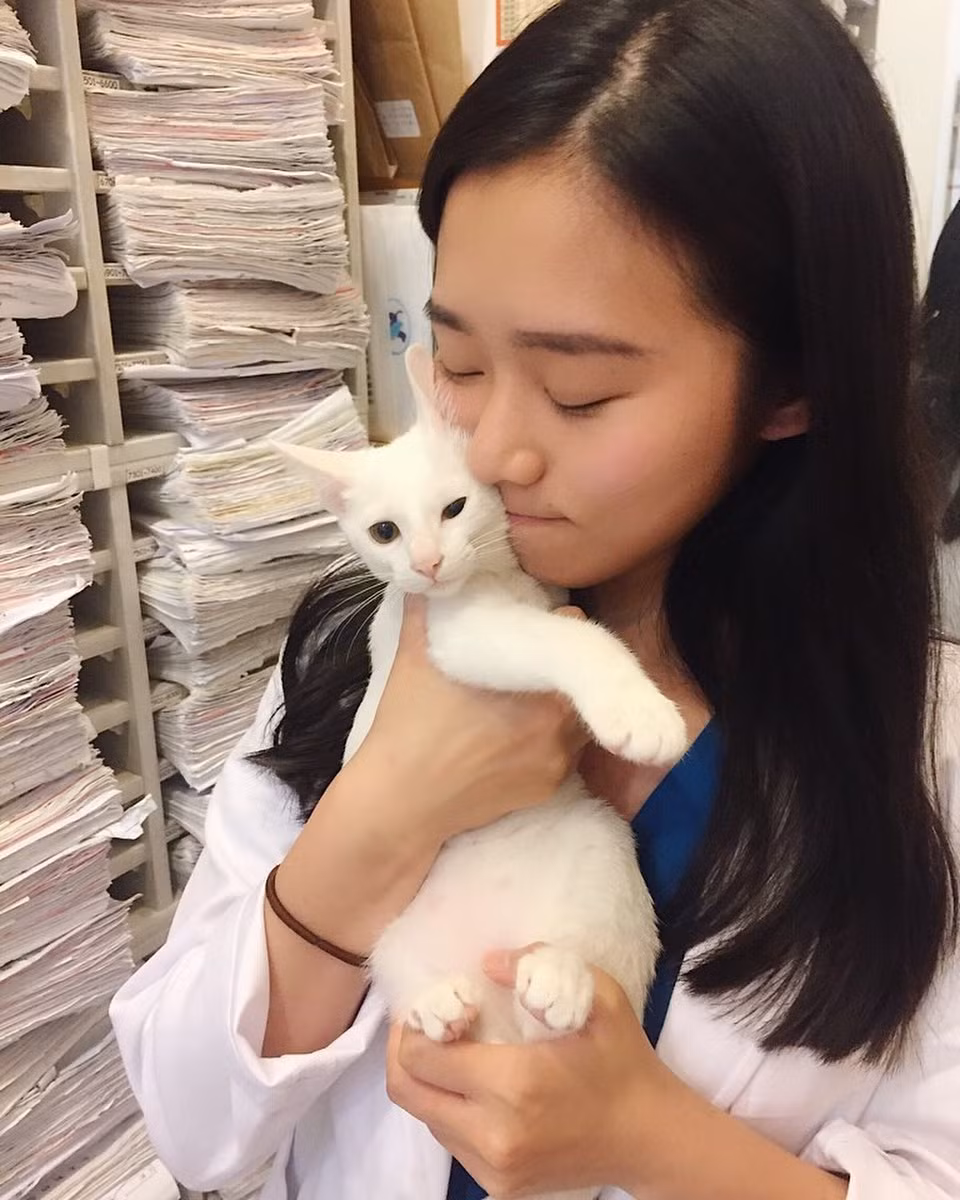 Sau khi những hình ảnh của Huang Roxi được đăng tải, trang cá nhân của cô nàng ngay lập tức tăng follow chóng mặt. Hiện tại đã có tới gần 10.000 lượt theo dõi nữ bác sĩ Trung Quốc.