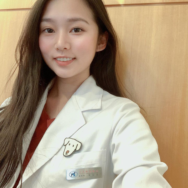 Được biết, Huang Roxi tốt nghiệp đại học ZTE với bằng xuất sắc. Không chỉ đẹp bề ngoài, bản thân cô nàng hot girl này cũng được cộng đồng mạng ngưỡng mộ cả về mặt tâm hồn và tri thức nữa.