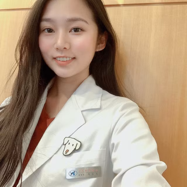 Được biết, Huang Roxi tốt nghiệp đại học ZTE với bằng xuất sắc. Không chỉ đẹp bề ngoài, bản thân cô nàng hot girl này cũng được cộng đồng mạng ngưỡng mộ cả về mặt tâm hồn và tri thức nữa.