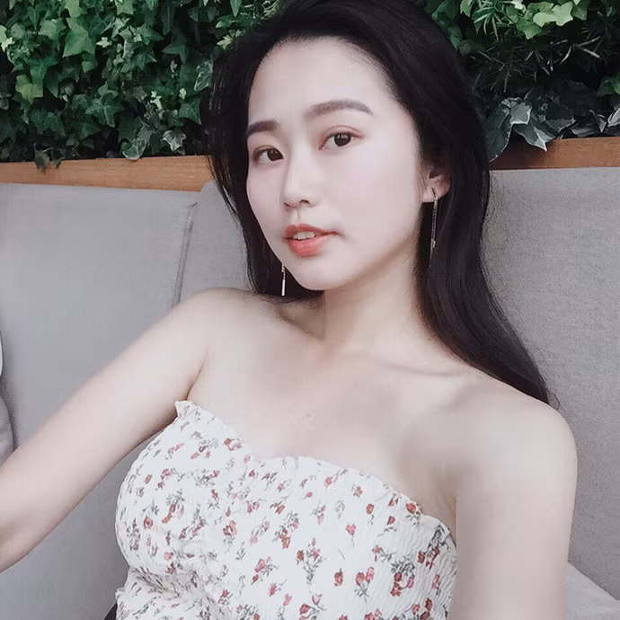 Gương mặt khả ái và thân hình cân đối, nữ bác sĩ thú y Huang Roxi liên tục chiếm sóng trên MXH không chỉ tại Trung Quốc mà còn là các quốc gia lân cận, trong đó có Việt Nam.