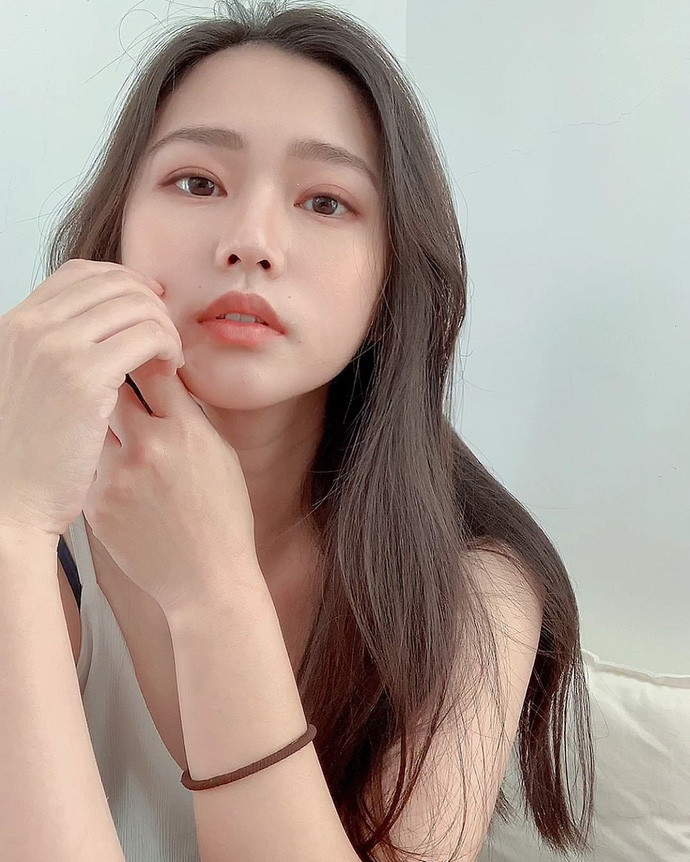 Thoát khỏi bộ áo blouse trắng, nhiều người khuyên Huang Roxi nên đi làm người mẫu ảnh bởi vẻ đẹp của cô bác sĩ chẳng kém cạnh các người mẫu.