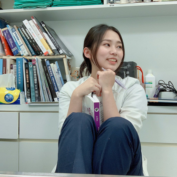 Nét tự nhiên của nữ bác sĩ thú y khiến bao anh thi nhau ước: "Giá mình là chú cún".