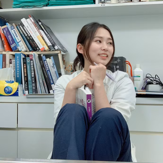 Nét tự nhiên của nữ bác sĩ thú y khiến bao anh thi nhau ước: "Giá mình là chú cún".