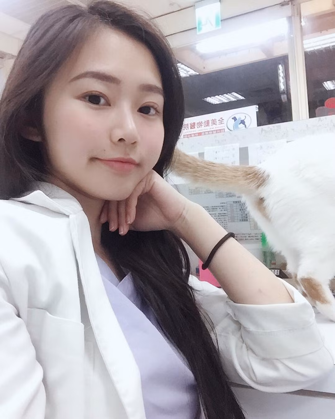 Loạt hình ảnh nữ bác sĩ thú y sở hữu gương mặt xinh xắn, khí chất nổi bật với mái tóc đen dài cùng những đường nét thanh tú không lẫn đi đâu được đã khiến không ít người phải "đứng hình".