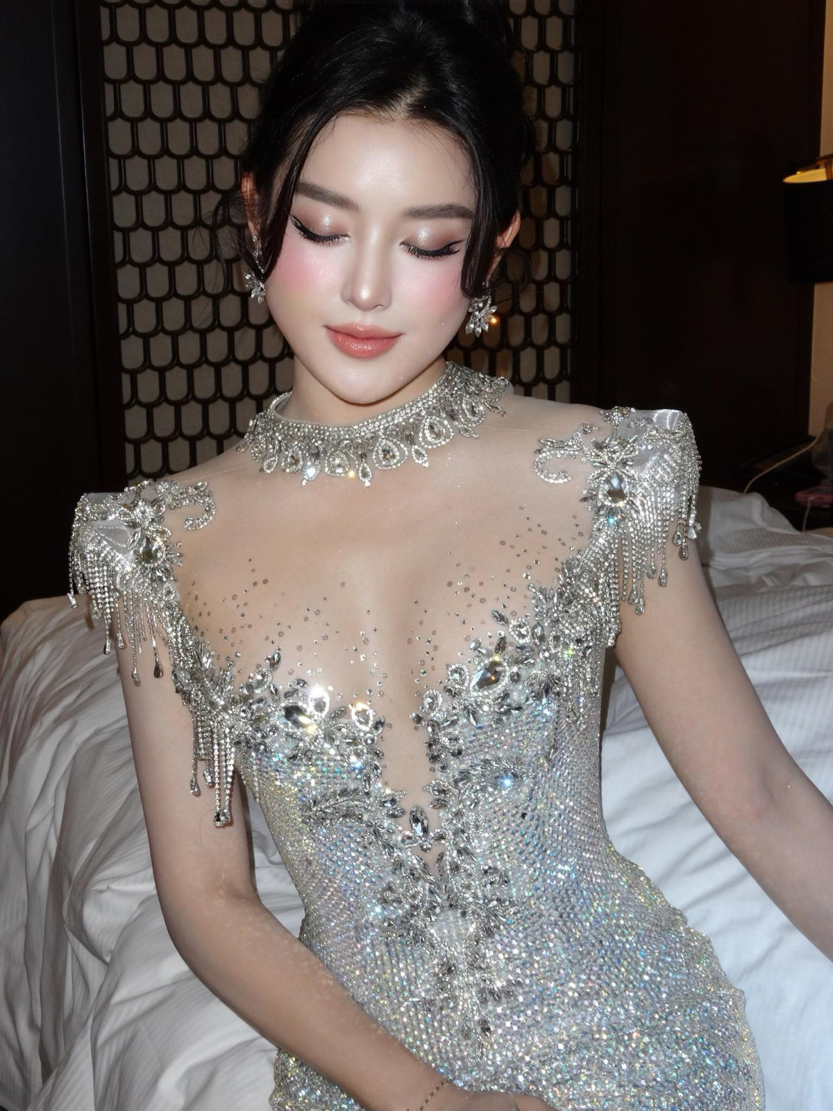 Á hậu Huyền My trở lại với hình ảnh "beauty queen". Nàng hậu khoác lên người chiếc váy dạ hội, mang tông màu trắng bạc và đính đá lấp lánh, trông giống hệt đồ cưới.