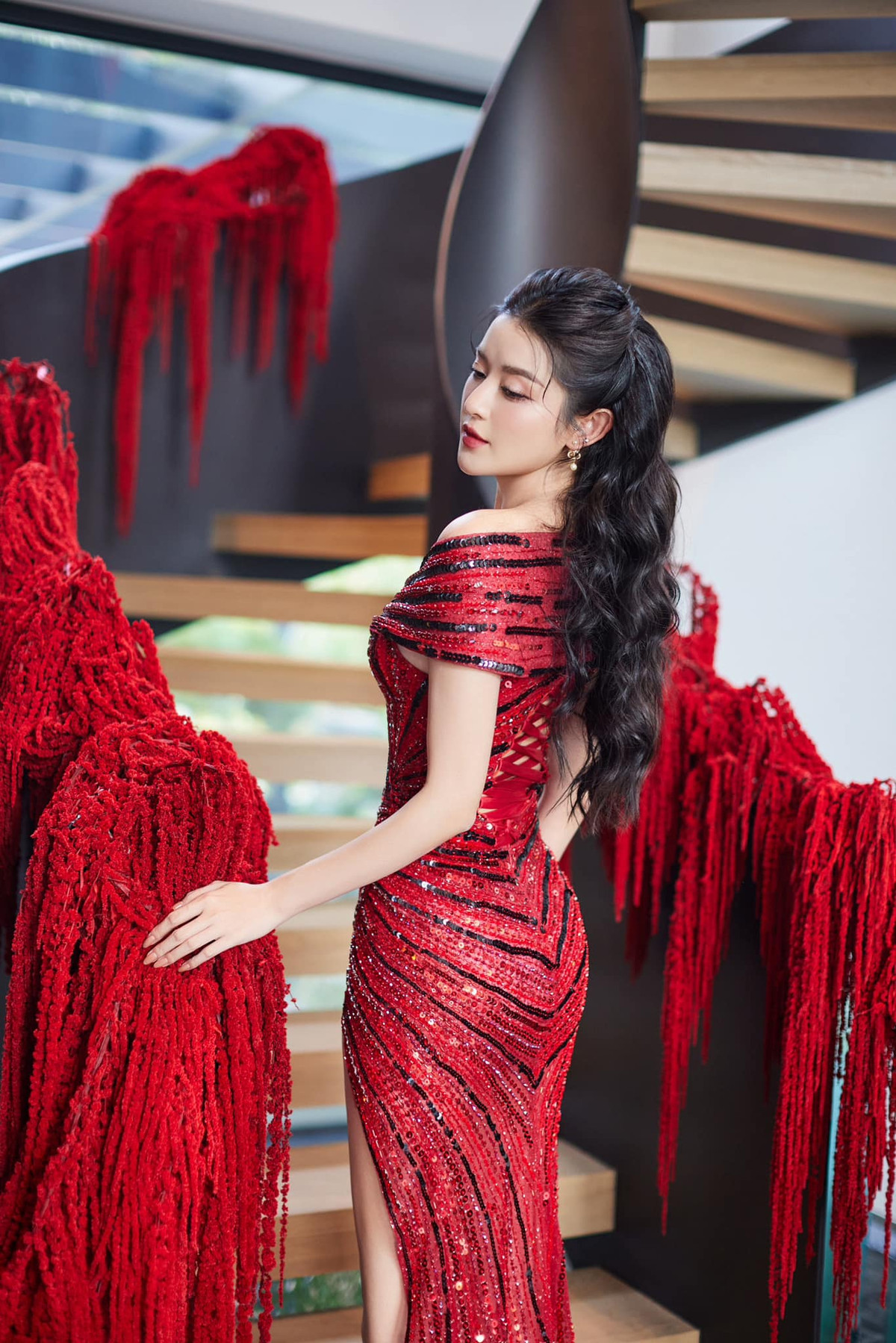 Những tháng qua, Á hậu Huyền My liên tục dính tin đồn được bạn trai cầu hôn và sắp "lên xe hoa". Nguyên nhân bắt nguồn từ việc nàng hậu liên tục bị soi chuyện đeo chiếc nhẫn kim cương cỡ lớn ở vị trí ngón áp út.