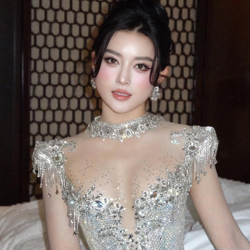 Trên trang cá nhân, Á hậu Huyền My đăng tải hình ảnh mới, được cho đã ghi lại ở thời khắc cô đã hoàn thành tạo hình trước lúc tham dự một sự kiện giải trí.