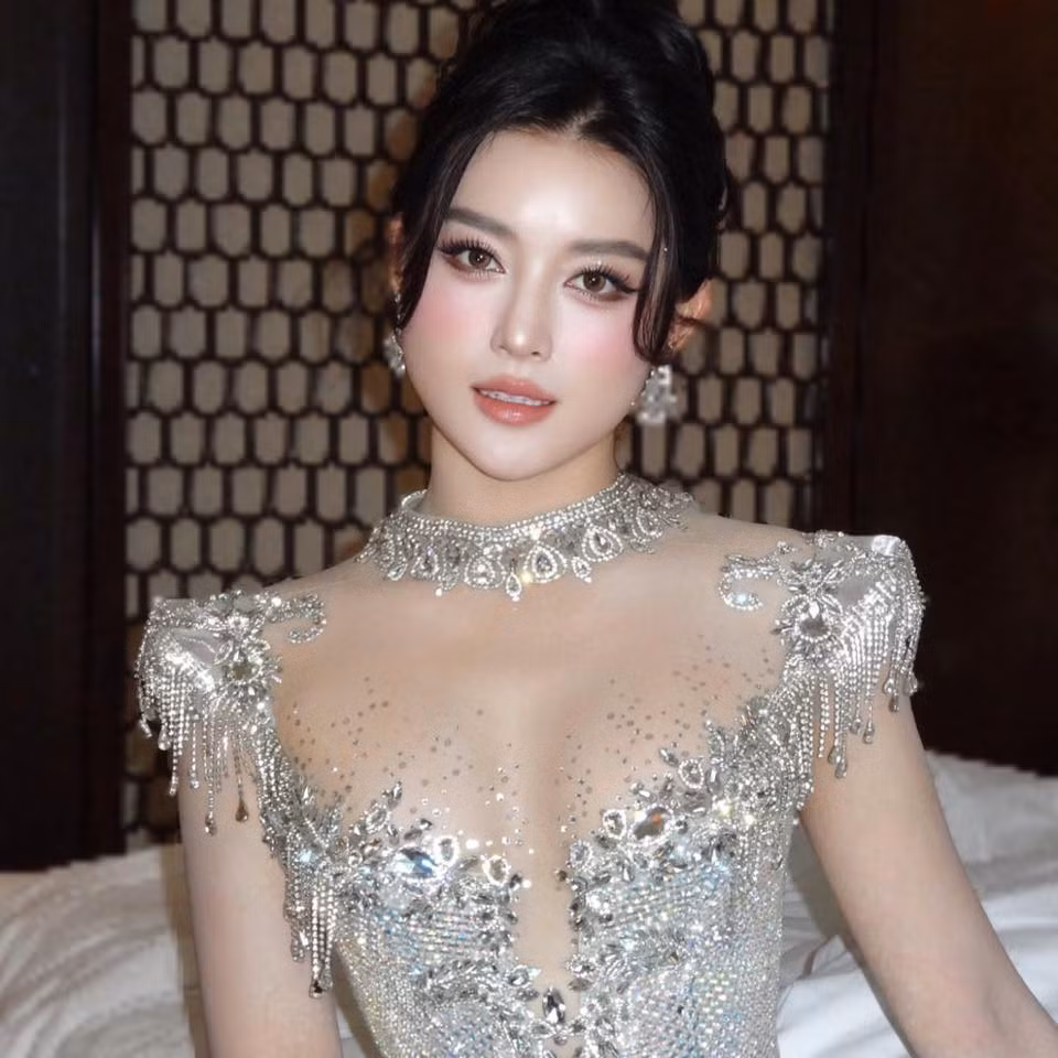 Trên trang cá nhân, Á hậu Huyền My đăng tải hình ảnh mới, được cho đã ghi lại ở thời khắc cô đã hoàn thành tạo hình trước lúc tham dự một sự kiện giải trí.