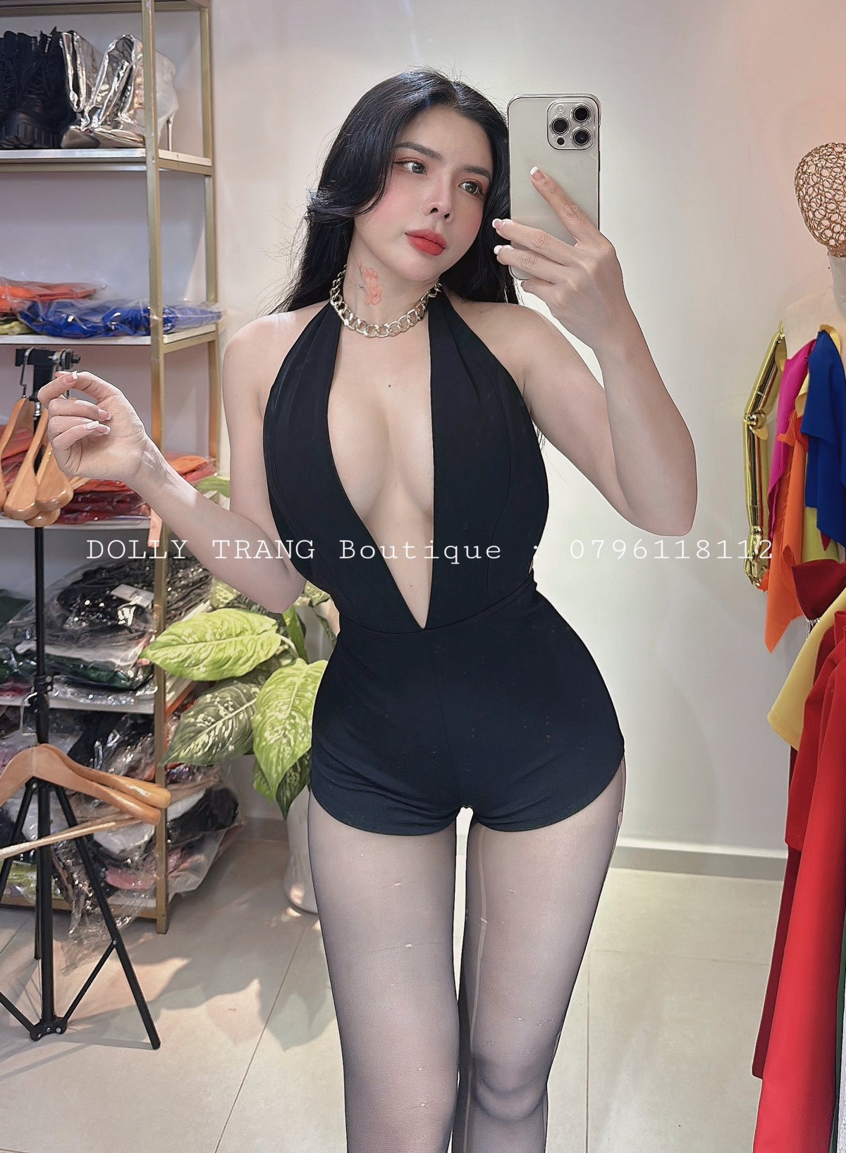 Bên còn lại thì vẫn nghi ngờ về sự trùng hợp trong cách ăn mặc và trình diễn của cả hai nữ DJ.