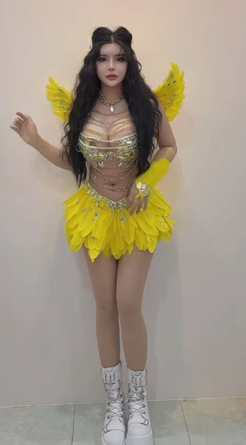 Đâu có ai cấm hay đánh thuế chúng ta học hỏi những cái hay những cái đẹp những cái phù hợp. Tôi làm nội dung trên MXH từ trước tới bây giờ chưa bao giờ mà tôi nhắc tới 1 ai, tôi chưa bao giờ đề cập tới tên của bất kỳ 1 ai để mà mang lại lợi ích cho bản thân nhưng riêng lần này tôi xin phép được nhắc tên Ngân 98 là bởi vì những cái hành động của các bạn nó làm ảnh hưởng tiêu cực tới tui". Trang Dolly cho biết thêm