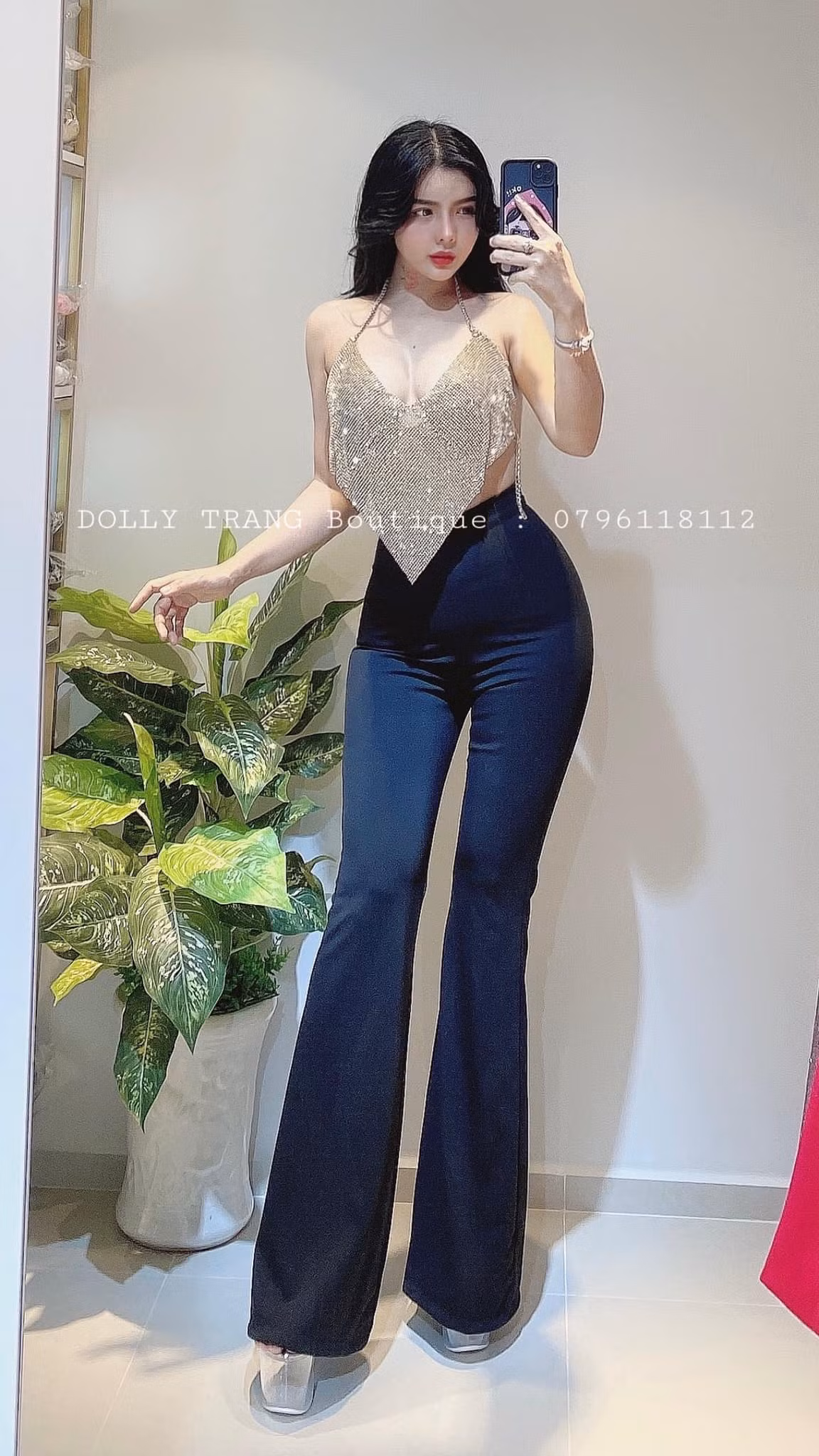 Trang Dolly tên đầy đủ là Lê Thị Thùy Trang sinh năm 1995. Trên trang cá nhân, ngoài việc chăm chỉ bán hàng, đi show, cô nàng còn giới thiệu về những sản vật miền Tây sông nước quê mình.