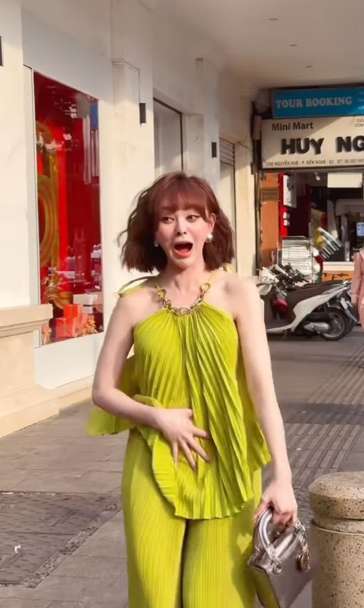 Trong một diễn biến mới nhất, Trang Nemo đăng tải khoảnh khắc "hớ hênh" khi chụp hình dưới phố với kiểu áo bồng bềnh kèm theo dòng trạng thái: "Cô bé hết hồn"