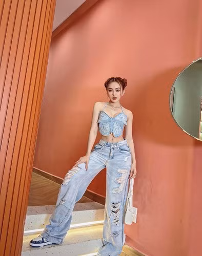 Theo đó, khi Trang Nemo đang thực hiện những bước đi uyển chuyển trên phố, chiếc áo bỗng "phản chủ" khi cơn gió tạt qua khiến tà áo bị hất bổng lên vòng 1.