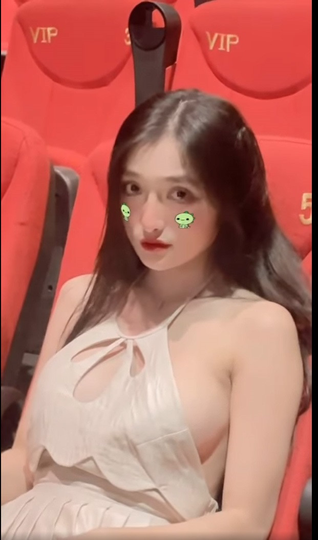 Nhìn từ góc nghiêng vào, gần như toàn bộ vòng một khủng của cô nàng đã để lộ trước mắt cư dân mạng.