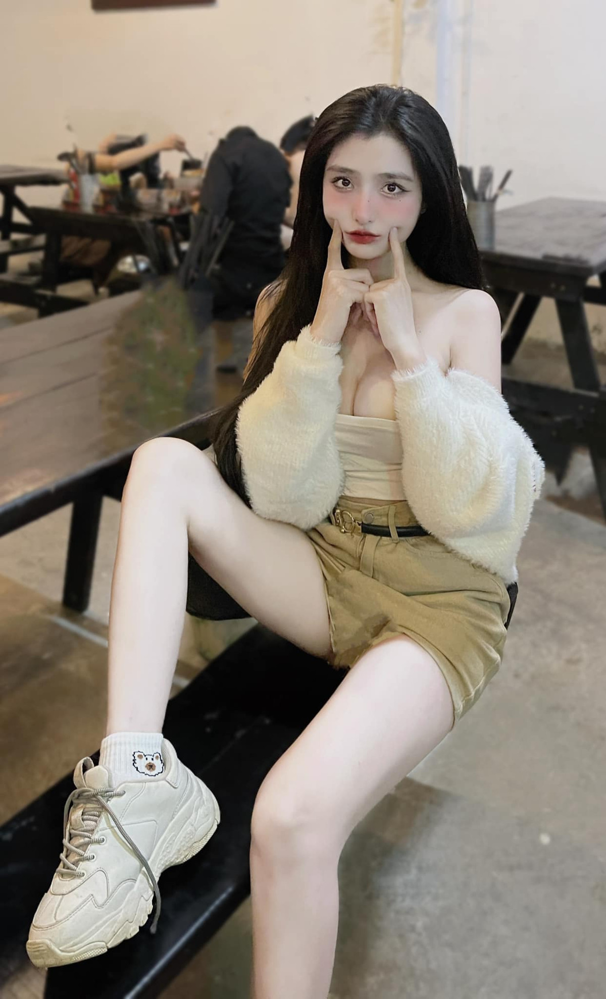 Trên trang cá nhân, Khánh Linh không ngại khoe body quyến rũ của mình.