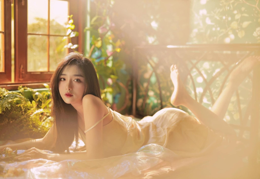 Khánh Linh sinh năm 1999 thu hút sự chú ý của nhiều người vì vẻ ngoài xinh đẹp dịu dàng, vóc dáng chuẩn, mềm mại, thường xuyên chụp những bộ ảnh gợi cảm khiến fan khó lòng rời mắt.