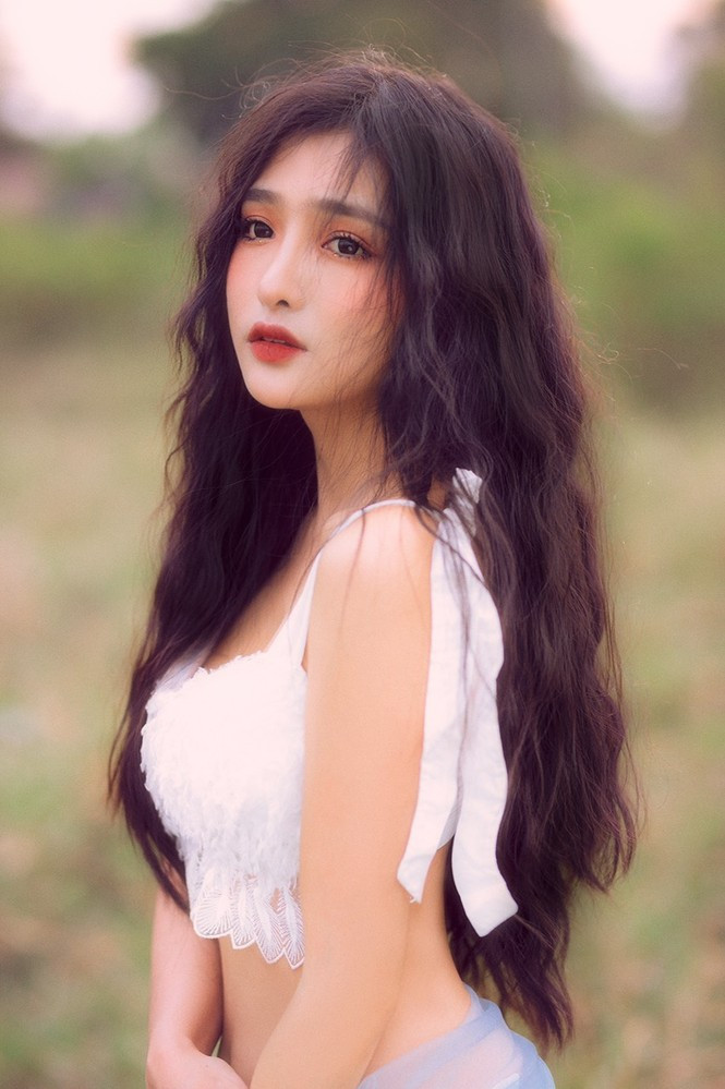 Theo đó, nữ chính trong đoạn video gây tranh cãi này là Mai Ngọc Khánh Linh, cô gái vốn nổi tiếng trong hội nhóm những cô gái thường xuyên đăng tải những bức ảnh khoe thân nóng bỏng trên mạng xã hội.