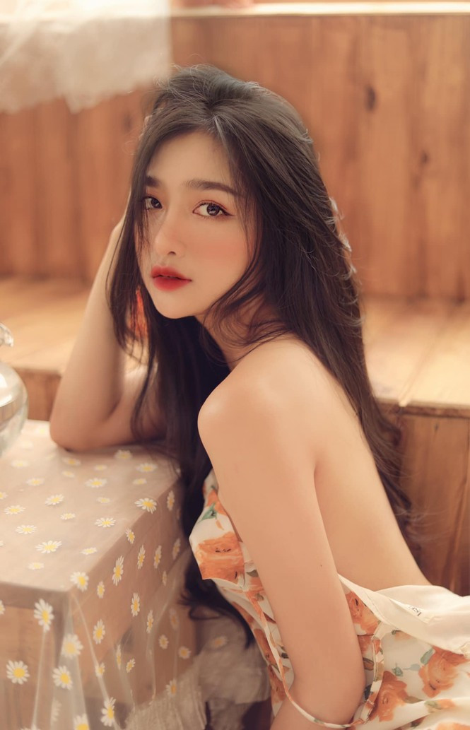 Tất nhiên, phong cách ăn mặc này khiến không ít người phải đỏ mặt vì trông có phần "xôi thịt", ăn mặc phản cảm.