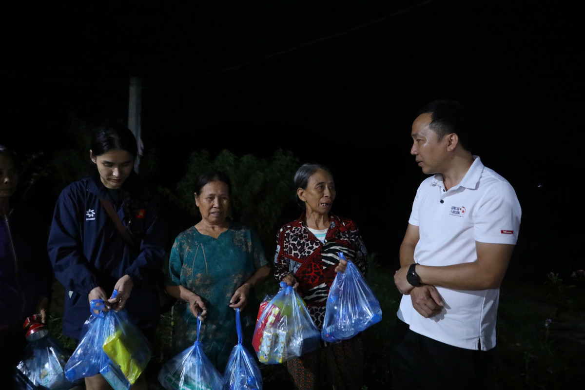 Triệu Mộc Trinh không khỏi xót xa khi chứng kiến quê nhà của mình lao đao vì lũ. Cô cập nhật trên trang cá nhân một tin mừng, đó là nhiều khu vực nước đã tạm rút, chặng di chuyển không còn khó khăn như vài ngày trước.