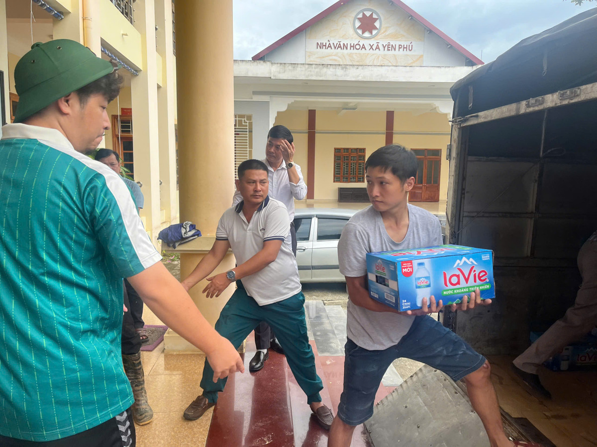 Sau khi đến Tuyên Quang, CLB phóng viên thể thao trẻ Hà Nội và nhóm thiện nguyện Học viện Chính trị Bộ Quốc phòng đã hạ nhu yếu phẩm xuống địa điểm khô ráo nhất và sau đó di chuyển đến những vùng bị chia cắt bởi nước lũ.