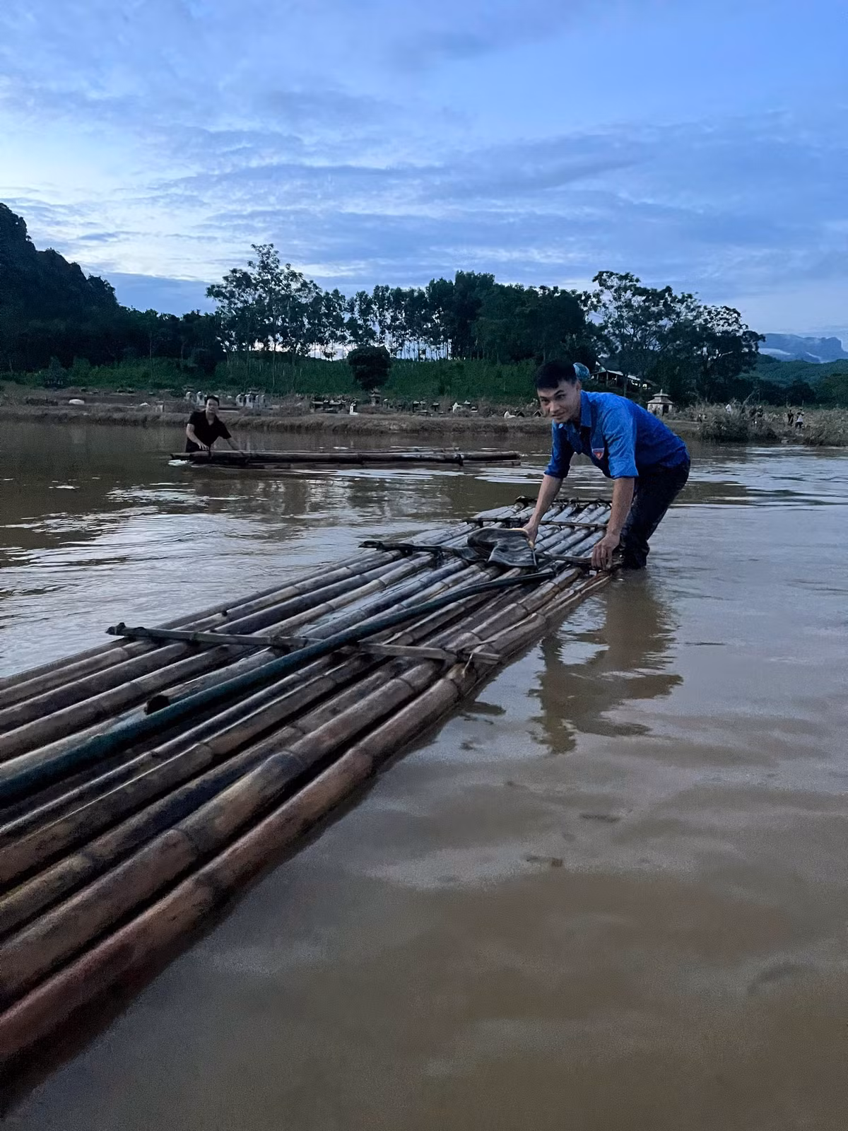 Sau khi xuống hàng, đoàn của Triệu Mộc Trinh và những người bạn đã được chính quyền và người dân địa phương hỗ trợ di chuyển bằng bè.