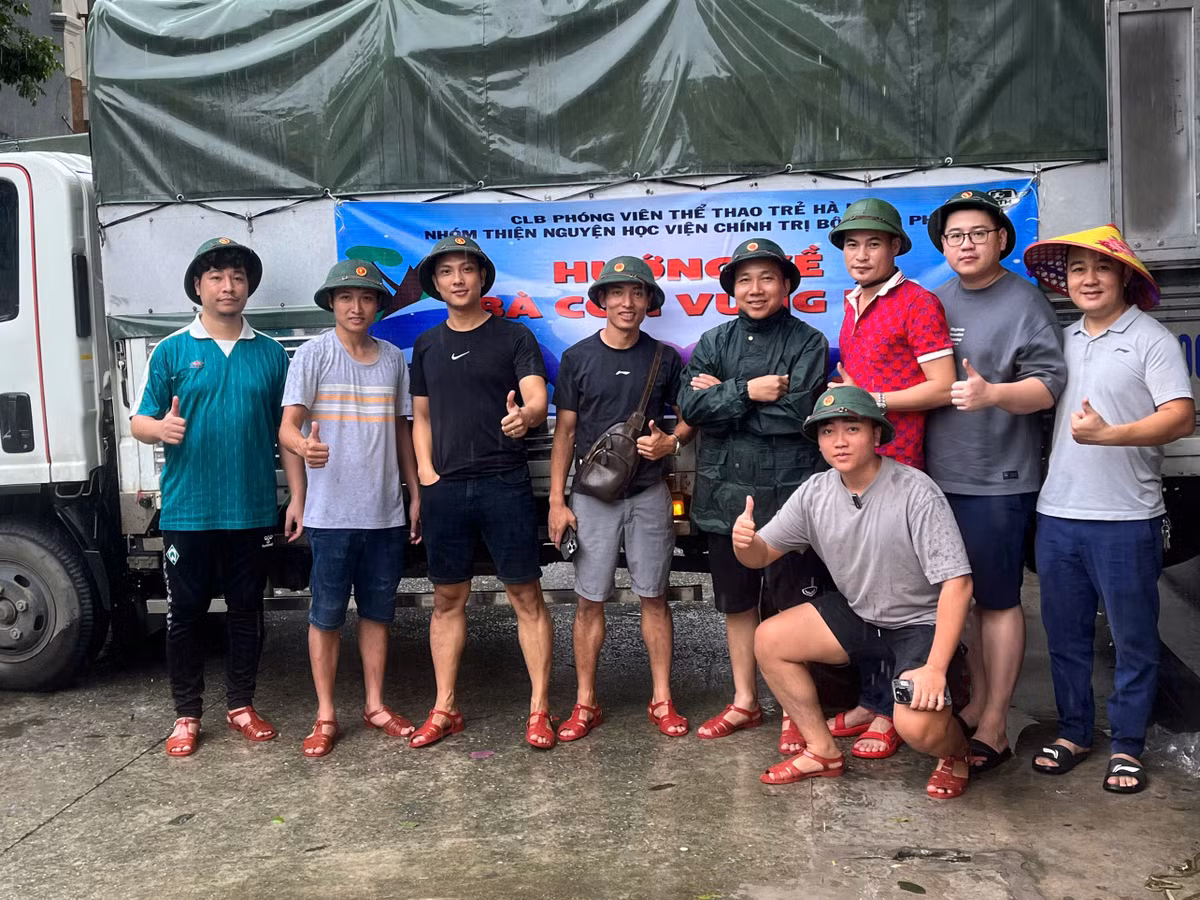 Trước đó, CLB phóng viên thể thao trẻ Hà Nội và nhóm thiện nguyện Học viện Chính trị Bộ Quốc phòng đã mua nhu yếu phẩm ở Hà Nội và di chuyển lên Tuyên Quang.