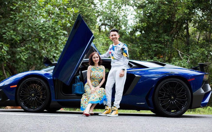 Chứng kiến màn shopping siêu xe của Minh Nhựa, dân tình được một phen choáng ngợp.