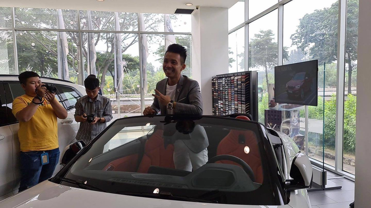 Theo tiết lộ của nhân viên đại lý cho biết, doanh nhân Minh Nhựa đến showroom để tham khảo dòng xe X7 nhưng thích cả X3 và Z4 nên mua luôn cả 3 chiếc.