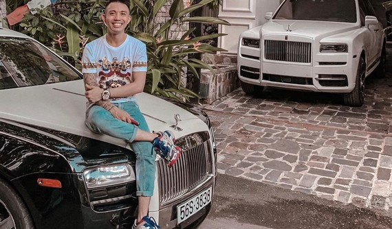  Minh Nhựa là một trong những đại gia nổi tiếng với hàng loạt siêu xe đình đám đến từ các thương hiệu như Mercedes, Rolls-Royce, Bugatti, Lamborghini…