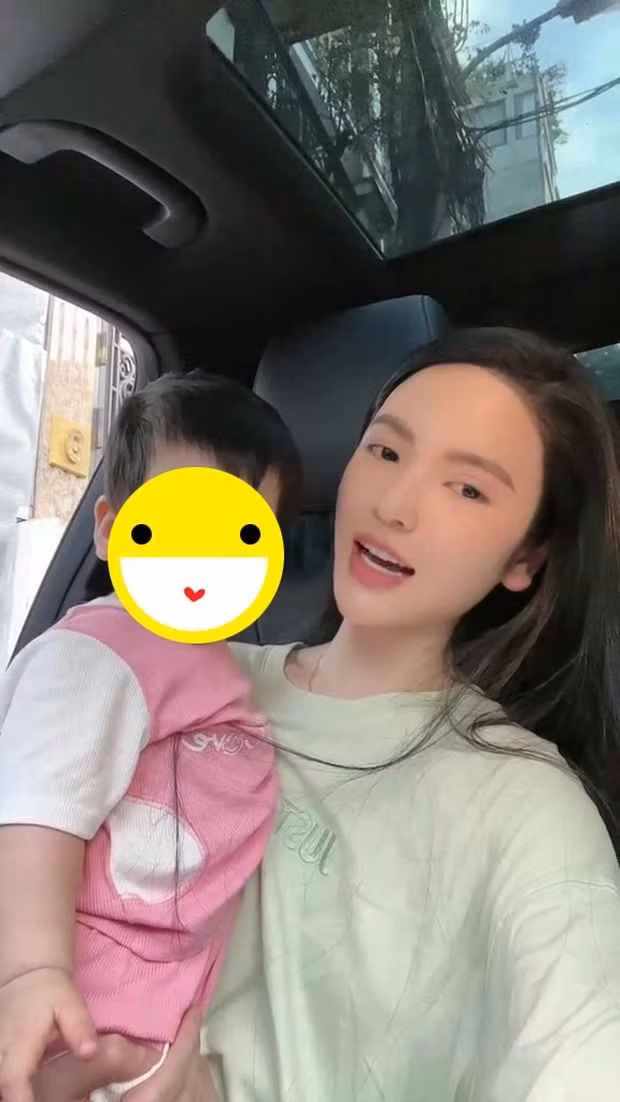 Tuy nhiên trong ngày 7/7 qua, buổi chiều kênh TikTok xuất hiện một đoạn clip đang đi chơi vui vẻ của Chu Thanh Huyền nhưng đến tối trang cá nhân của cô nàng lại livestream đang nằm viện.