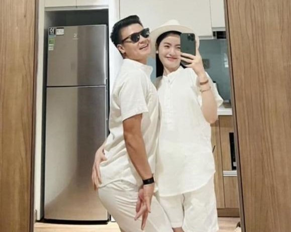 Đáng chú ý, 1 trong 3 clip đó, Chu Thanh Huyền đăng tải có sự xuất hiện của Quang Hải dù đã được làm biến dạng nhan sắc bằng filter. Cô nàng còn chủ động viết caption: "Chăm v (có thể hiểu là vợ) ốm".