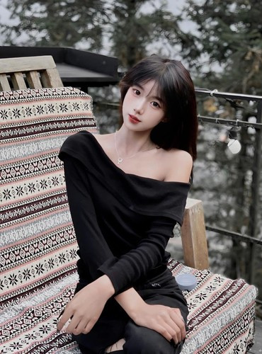 Thông qua trang cá nhân, hot girl Tây Bắc cho biết, bản thân có thể nói tiếng phổ thông trôi chảy nhưng thường chuyển sang chất giọng khác để tạo sự mới mẻ cho khán giả