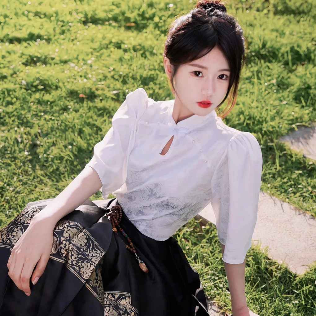 Sau sự cố bật khóc trong livestream bán hàng, Mỹ Lệ nhanh chóng trở thành cái tên được cộng đồng mạng chú ý.