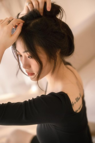 Việt Hương lần đầu lên tuyển U18 Việt Nam vào năm 2012. Cô dần trở thành gương mặt quen thuộc trong đội hình bóng chuyền nữ quốc gia, thường xuyên tham gia tranh tài ở các giải trẻ Đông Nam Á hay châu Á.