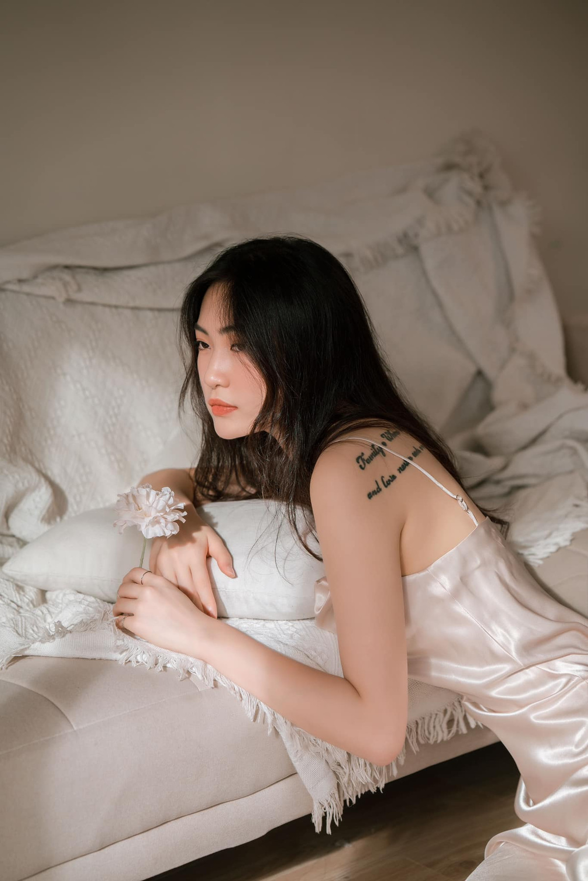 Ở ngoài đời, Việt Hương gây ấn tượng với ngoại hình nổi bật. Cô cao 1m78, với sức bật đà 2m86 và đặc biệt là tầm chắn lên đến 2m95. Cô là "lá chắn thép" của đội Thông Tin.