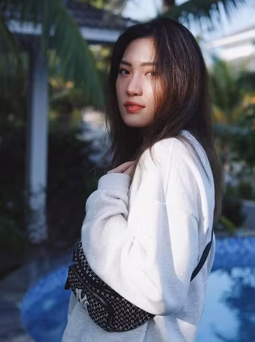 Việt Hương cùng đồng đội giành giành hạng 4 giải U19 châu Á, HCĐ U23 châu Á năm 2017. Cũng trong năm 2017, cô cùng đồng đội đi vào lịch sử giải vô địch U23 châu Á với tấm HCĐ, HCB SEA Games 30.