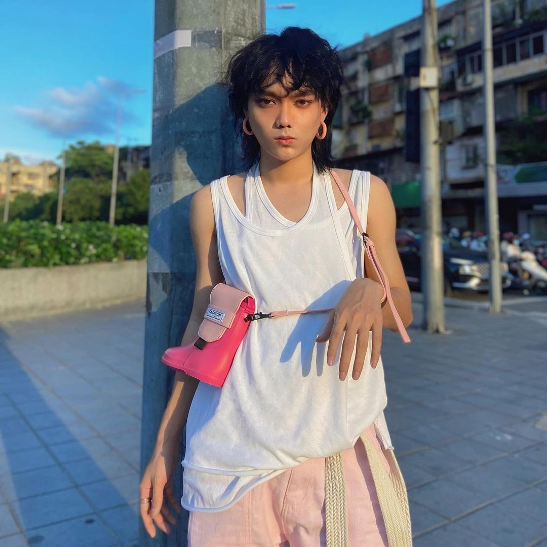 Trước phản ứng của cư dân mạng, Phạm Thoại cũng đã có đáp trả lên trang cá nhân của mình rằng: Cứ vui đi vì cuộc đời cho phép. Đồng thời Phạm Thoại khẳng định ngoài kia còn nhiều thứ vui hơn đang đợi, mắc gì nghe ai chửi.