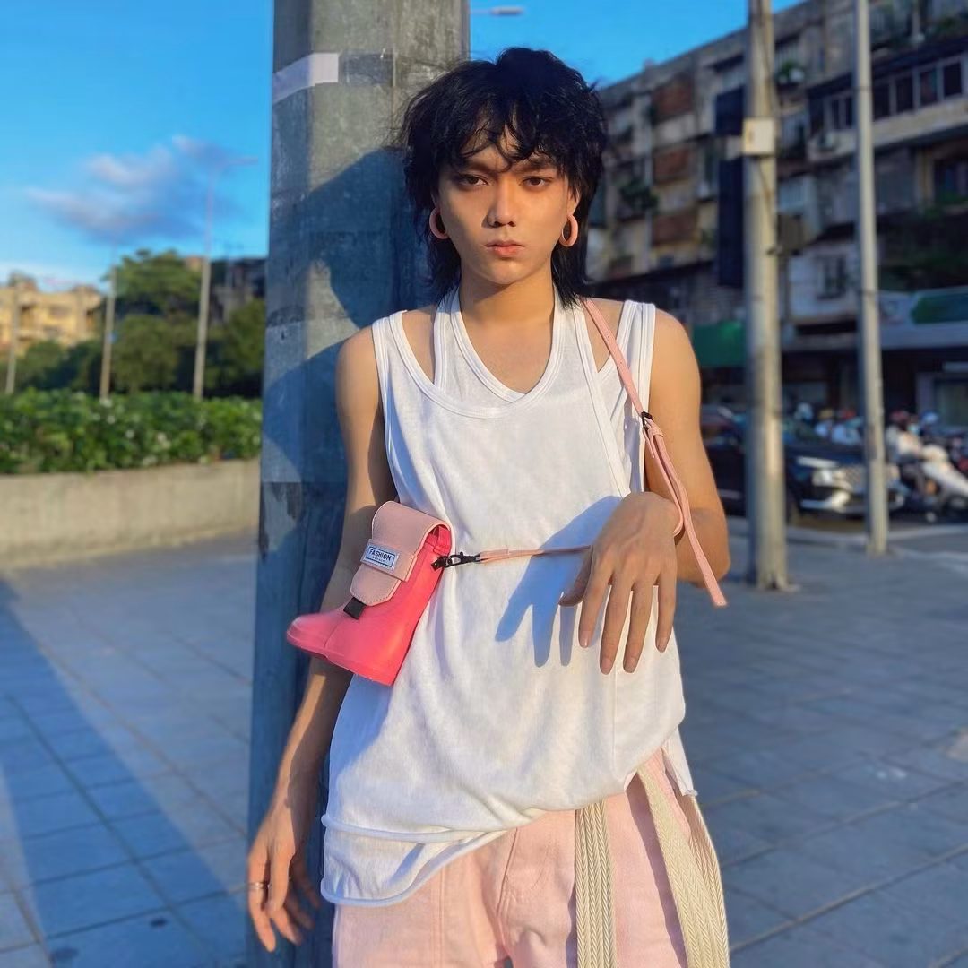 Trước phản ứng của cư dân mạng, Phạm Thoại cũng đã có đáp trả lên trang cá nhân của mình rằng: Cứ vui đi vì cuộc đời cho phép. Đồng thời Phạm Thoại khẳng định ngoài kia còn nhiều thứ vui hơn đang đợi, mắc gì nghe ai chửi.