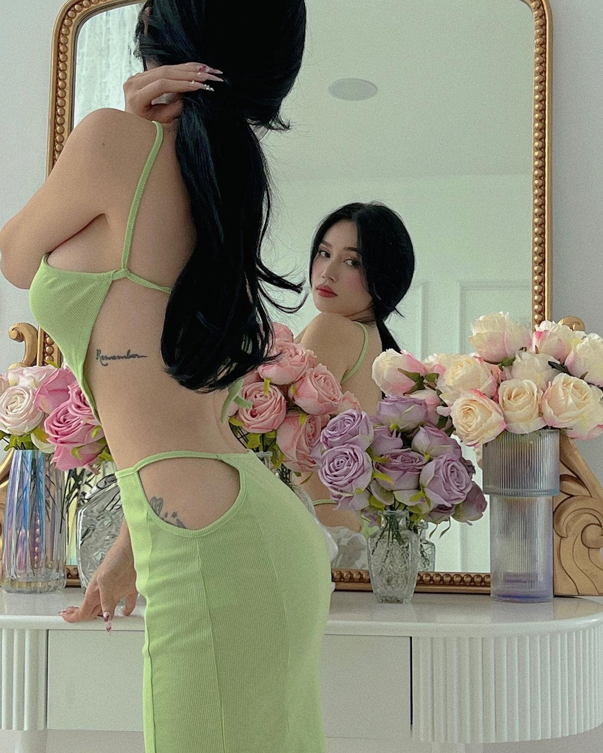 Có thể bên ngoài "thấp bé nhẹ cân" nhưng khi lên ảnh, giọng ca "Oh my chuối" rất biết cách ăn diện hack dáng, "hô biến" chiều cao.