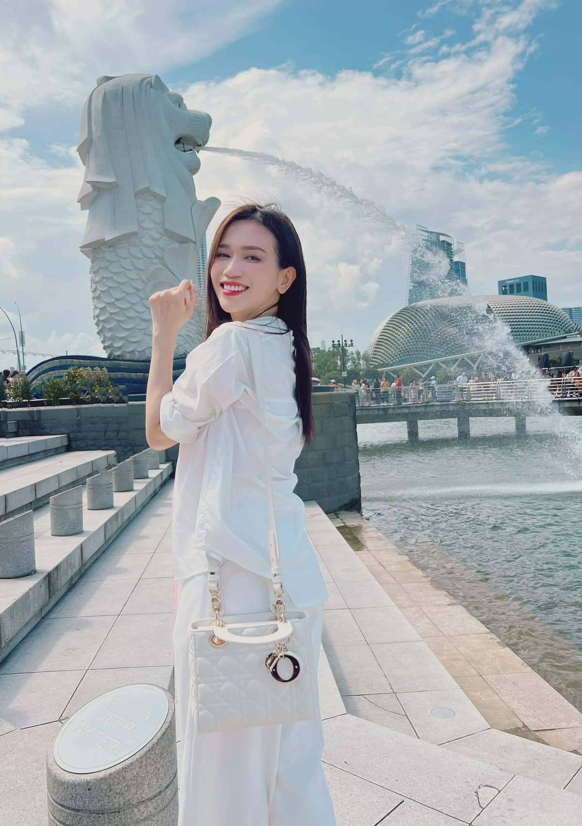 Có thể nói, Sĩ Thanh là một trong số ít sao nữ dù “thiếu” chiều cao nhưng khí chất quyến rũ gợi cảm thì có thừa. Cũng chính vì vậy mà danh xưng “nấm lùn” gợi cảm nhất showbiz Việt dành cho nữ ca sĩ cũng hoàn toàn xứng đáng.