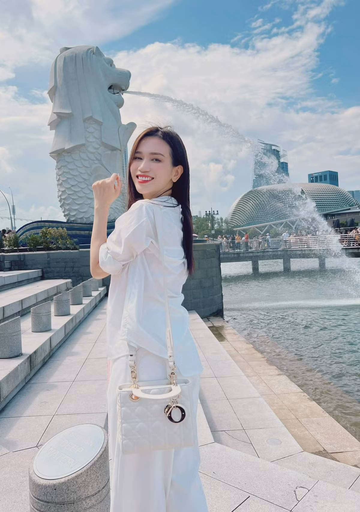 Có thể nói, Sĩ Thanh là một trong số ít sao nữ dù “thiếu” chiều cao nhưng khí chất quyến rũ gợi cảm thì có thừa. Cũng chính vì vậy mà danh xưng “nấm lùn” gợi cảm nhất showbiz Việt dành cho nữ ca sĩ cũng hoàn toàn xứng đáng.