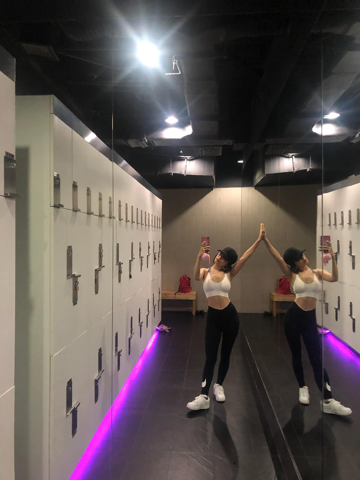 Ngoài chú ý trong cách chọn trang phục khi xuất hiện, Sĩ Thanh cũng rất quan tâm việc rèn luyện, ăn uống. Ngoài tập yoga nặng, cô còn có chế độ ăn thuần chay khá khoa học.