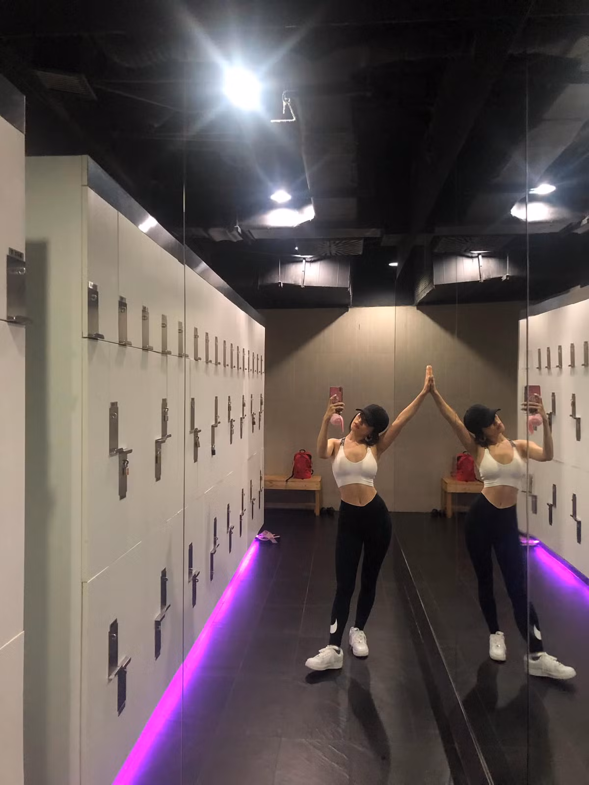 Ngoài chú ý trong cách chọn trang phục khi xuất hiện, Sĩ Thanh cũng rất quan tâm việc rèn luyện, ăn uống. Ngoài tập yoga nặng, cô còn có chế độ ăn thuần chay khá khoa học.