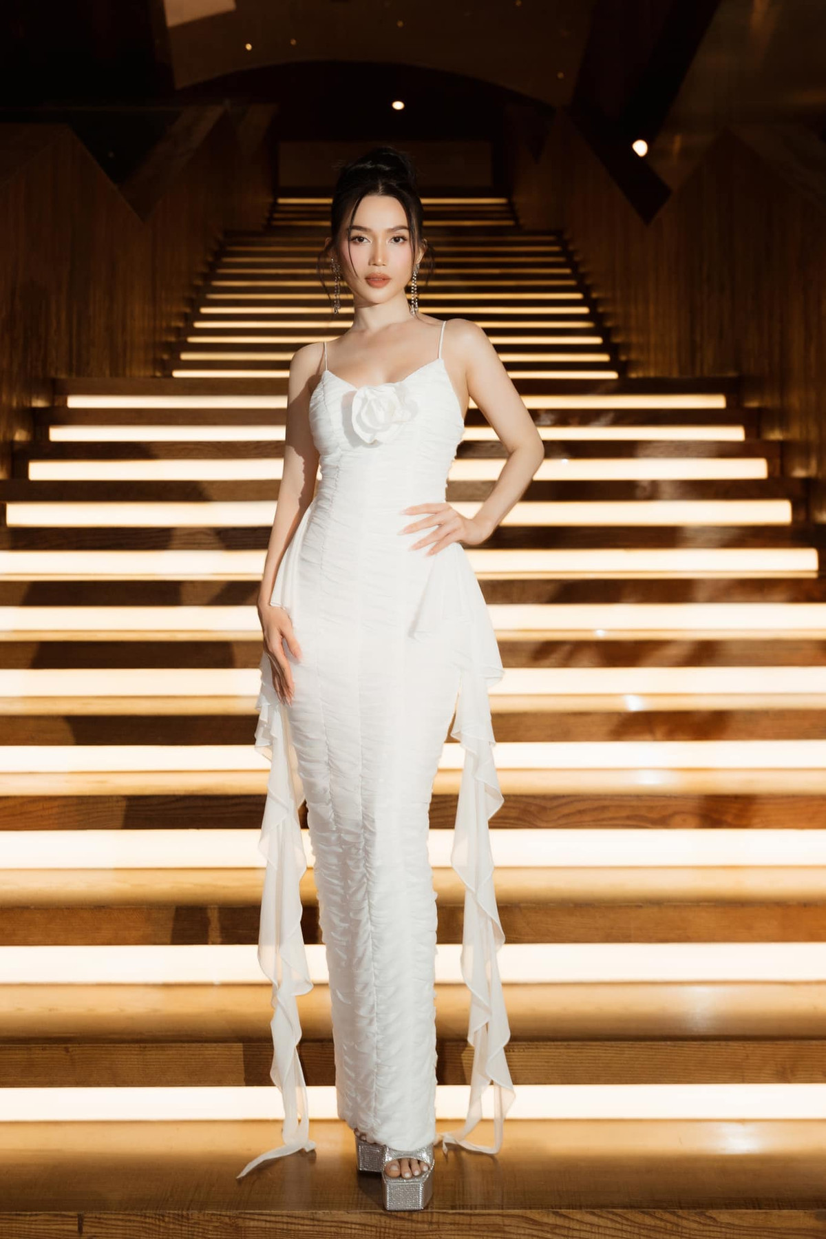 Ngoài việc lựa chọn các thiết kế cắt xẻ, tôn lên đường cong và khoe ra cơ bụng đẹp săn chắc hay đôi chân thẳng thì một bí quyết mà Sĩ Thanh thường sử dụng là mặc những trang phục cùng tông màu cả trên lẫn dưới, tránh việc cơ thể bị phân khúc bất hợp lý.