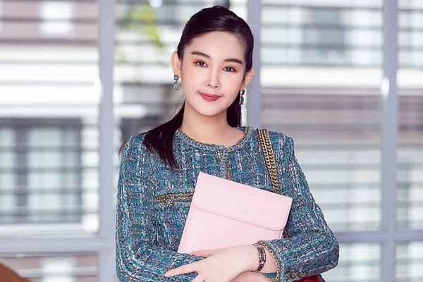 Theo dõi trang cá nhân có thể thấy, Lê Âu Ngân Anh giờ không theo đuổi hình tượng của một hoa hậu mà thay vào đó hình ảnh bên ngoài gắn liền với công việc của một giảng viên.